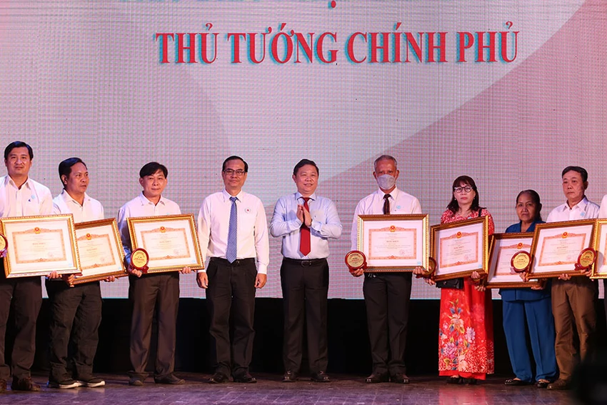 Bà Trần Thị Hồng Nhung (thứ hai từ phải sang) nhận bằng khen của Thủ tướng Chính phủ vì có thành tích trong phong trào hiến máu tình nguyện. Ảnh: THẢO PHƯƠNG Bà Trần Thị Hồng Nhung (thứ hai từ phải sang) nhận bằng khen của Thủ tướng Chính phủ vì có thành tích trong phong trào hiến máu tình nguyện. Ảnh: THẢO PHƯƠNG