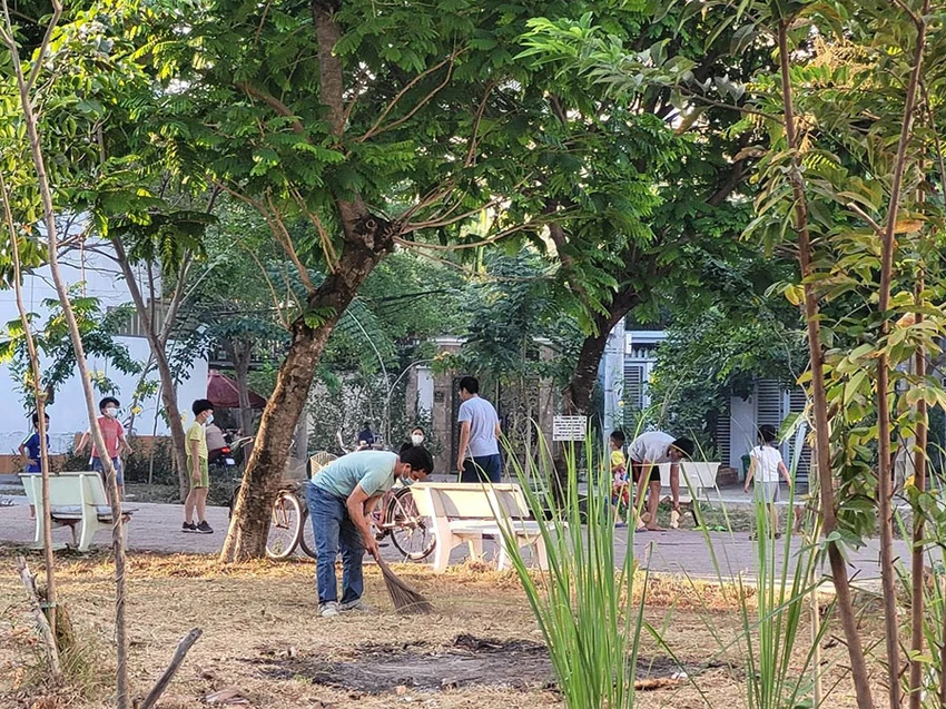 Người dân chung tay dọn dẹp vệ sinh, tạo cảnh quan cho công viên. Ảnh: VÕ THƠ
