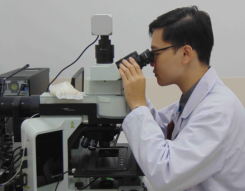 BS Nguyễn Huy Thịnh (BV Ung bướu TP.HCM) sử dụng thiết bị hiện đại để phân tích khối bướu của bệnh nhân ung thư. Ảnh: TRẦN NGỌC BS Nguyễn Huy Thịnh (BV Ung bướu TP.HCM) sử dụng thiết bị hiện đại để phân tích khối bướu của bệnh nhân ung thư. Ảnh: TRẦN NGỌC