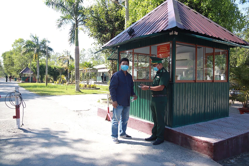 Lực lượng biên phòng kiểm soát chặt chẽ tại cửa khẩu Mỹ Quý Tây. Ảnh: HUỲNH DU Lực lượng biên phòng kiểm soát chặt chẽ tại cửa khẩu Mỹ Quý Tây. Ảnh: HUỲNH DU