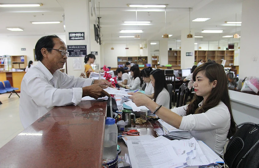 Người dân làm thủ tục tại Bảo hiểm xã hội TP.HCM. Ảnh: HOÀNG GIANG