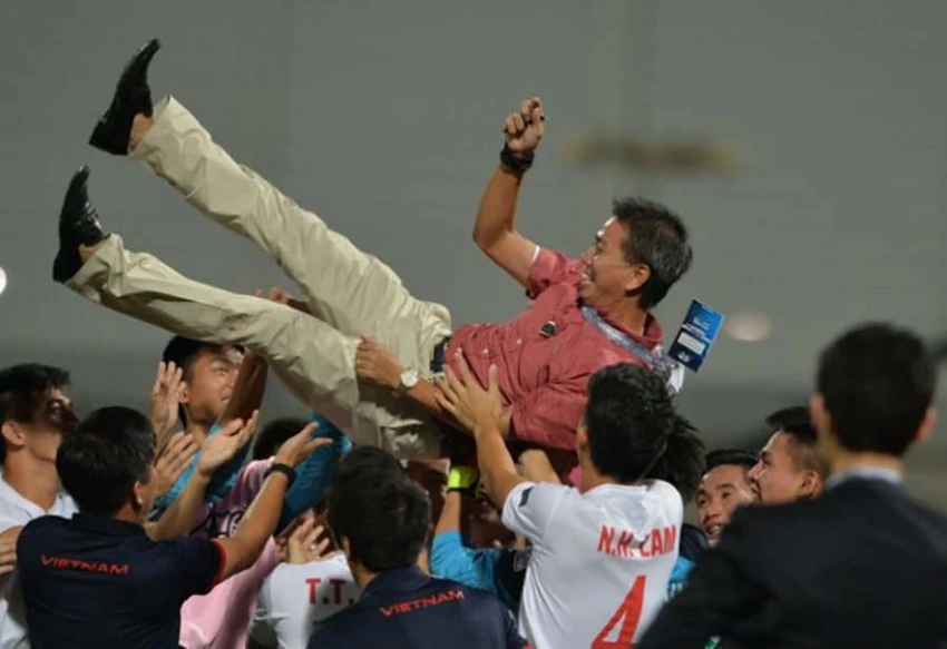 Thầy trò HLV Hoàng Anh Tuấn dù rơi vào bảng khó nhưng vẫn nuôi giấc mơ đoạt vé dự World Cup như cách đây bảy năm các cầu thủ trẻ lứa Quang Hải, Bùi Tiến Dũng đã làm được. Ảnh: AFC