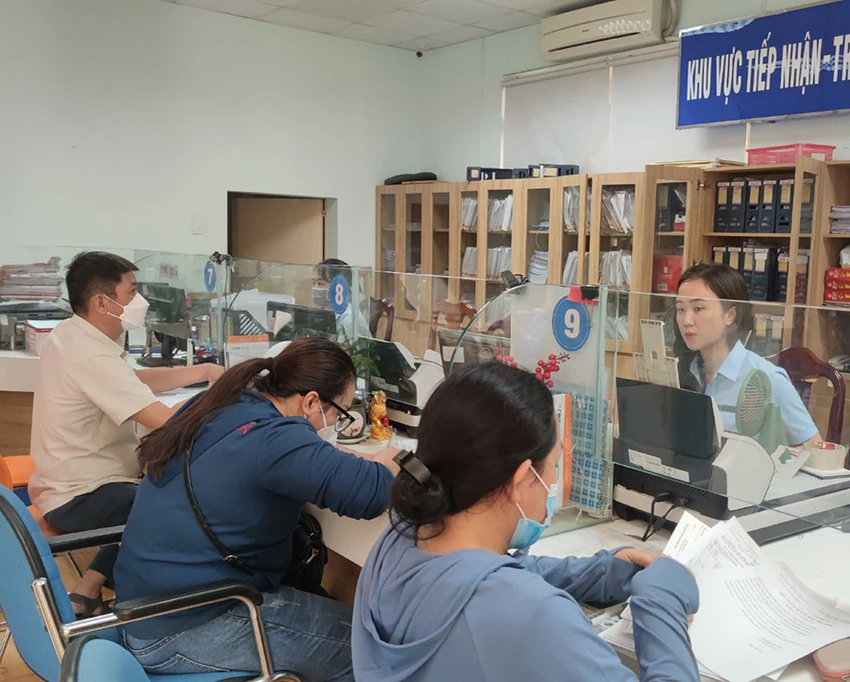 Người lao động đến cơ quan BHXH tại TP.HCM để thực hiện các thủ tục liên quan đến BHXH. Ảnh: NGUYỄN HIỀN