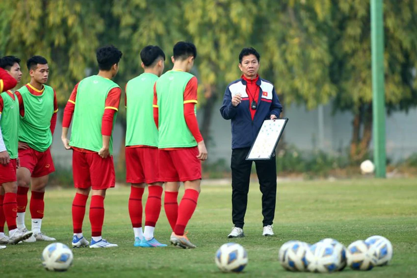 HLV Hoàng Anh Tuấn và các cầu thủ U-20 chuẩn bị giải U-20 châu Á săn vé World Cup. Ảnh: VFF