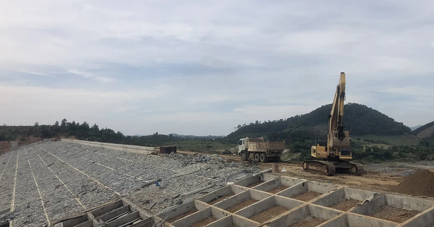 Thi công tại dự án hồ chứa nước Krông Pách Thượng. Ảnh: XH Thi công tại dự án hồ chứa nước Krông Pách Thượng. Ảnh: XH