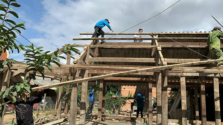 Người dân ở xã Cư San, huyện M’Drắk tự tháo dỡ nhà để di dời khỏi dự án hồ chứa nước Krông Pách Thượng. Ảnh: NH Người dân ở xã Cư San, huyện M’Drắk tự tháo dỡ nhà để di dời khỏi dự án hồ chứa nước Krông Pách Thượng. Ảnh: NH