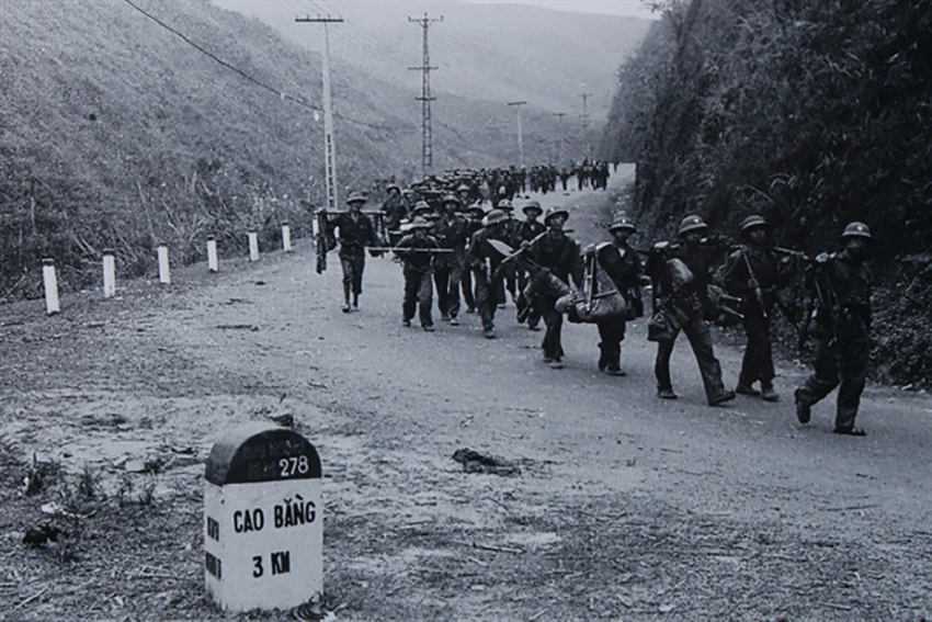 Bộ đội hành quân lên biên giới, mặt trận Cao Bằng hồi tháng 2-1979. Ảnh: NSNA TRẦN MẠNH THƯỜNG