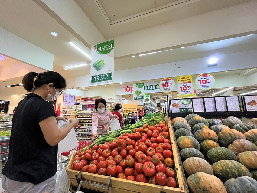 Người dân đang mua sắm tại Siêu thị Tops Market của Tập đoàn Thái Lan Central Retail. Ảnh: TÚ UYÊN