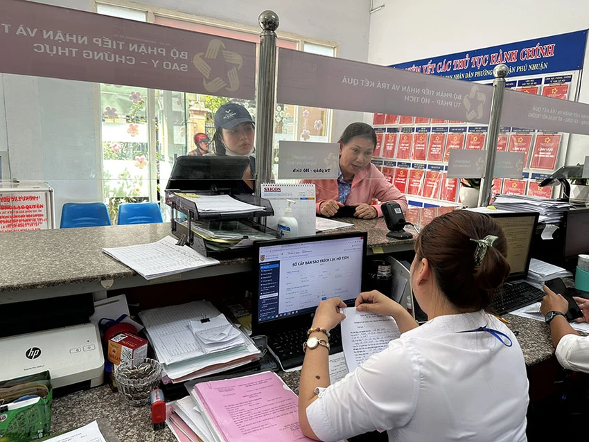 Người dân đến UBND phường làm thủ tục xin giấy xác nhận tình trạng hôn nhân. Ảnh: HUỲNH THƠ Người dân đến UBND phường làm thủ tục xin giấy xác nhận tình trạng hôn nhân. Ảnh: HUỲNH THƠ