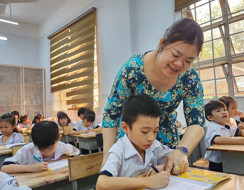 Cô Nguyễn Thị Hồng Điểm (giáo viên Trường Tiểu học Lê Văn Thọ, quận 12) đang dạy cho học trò. Ảnh: NGUYỄN QUYÊN Cô Nguyễn Thị Hồng Điểm (giáo viên Trường Tiểu học Lê Văn Thọ, quận 12) đang dạy cho học trò. Ảnh: NGUYỄN QUYÊN
