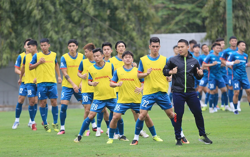 Các tuyển thủ Việt Nam đang tập cùng đàn em U-23. Ảnh: VFF Các tuyển thủ Việt Nam đang tập cùng đàn em U-23. Ảnh: VFF