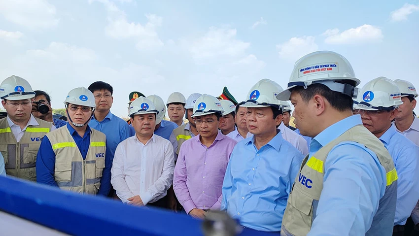 Đoàn công tác do Phó Thủ tướng Chính phủ Trần Hồng Hà đang thị sát dự án cao tốc Bến Lức - Long Thành. Ảnh: UYÊN PHƯƠNG Đoàn công tác do Phó Thủ tướng Chính phủ Trần Hồng Hà đang thị sát dự án cao tốc Bến Lức - Long Thành. Ảnh: UYÊN PHƯƠNG