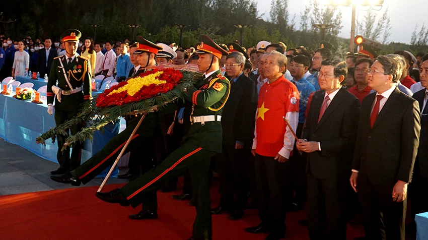 Các đồng chí nguyên lãnh đạo, các bộ, chiến sĩ, nhân dân dâng hoa tưởng niệm các liệt sĩ Gạc Ma tại xã Cam Hải Đông, huyện Cam Lâm, Khánh Hòa. Ảnh: HUỲNH HẢI Các đồng chí nguyên lãnh đạo, các bộ, chiến sĩ, nhân dân dâng hoa tưởng niệm các liệt sĩ Gạc Ma tại xã Cam Hải Đông, huyện Cam Lâm, Khánh Hòa. Ảnh: HUỲNH HẢI