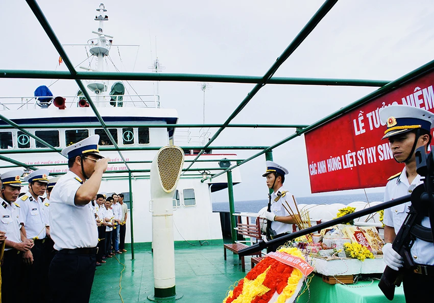 Lễ tưởng niệm các anh hùng liệt sĩ khi tàu HQ996 đi ngang qua vùng biển Gạc Ma - Len Đao. Ảnh: ĐỨC HIỂN Lễ tưởng niệm các anh hùng liệt sĩ khi tàu HQ996 đi ngang qua vùng biển Gạc Ma - Len Đao. Ảnh: ĐỨC HIỂN