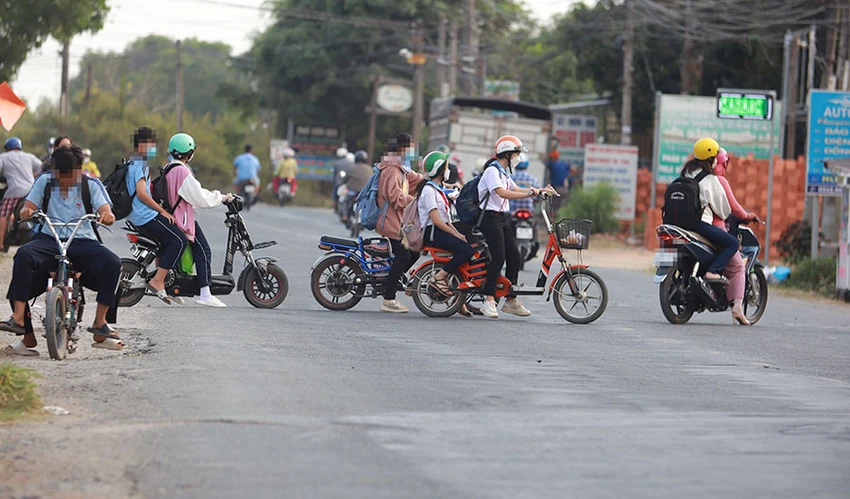 Các học sinh chạy xe đạp điện chưa đảm bảo an toàn. Các học sinh chạy xe đạp điện chưa đảm bảo an toàn.