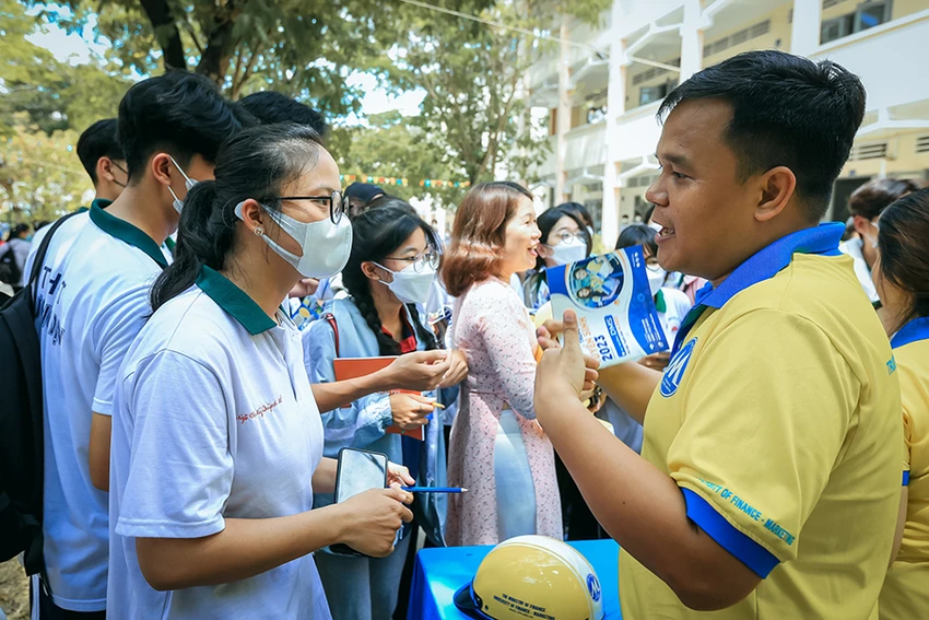 Thí sinh tìm hiểu thông tin tuyển sinh năm 2023 tại các trường ĐH ở TP.HCM. Ảnh: NT Thí sinh tìm hiểu thông tin tuyển sinh năm 2023 tại các trường ĐH ở TP.HCM. Ảnh: NT