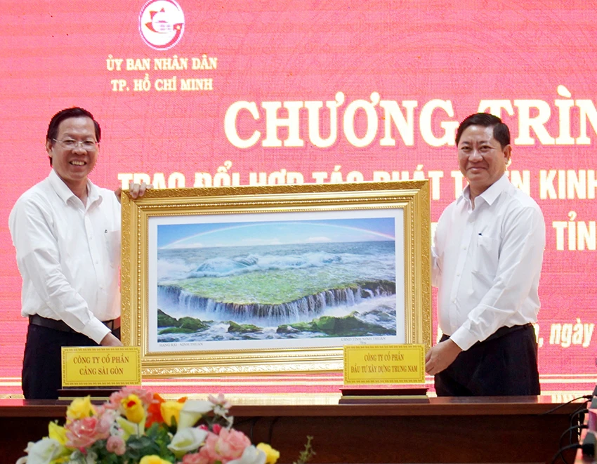 Chủ tịch UBND tỉnh Ninh Thuận Trần Quốc Nam tặng quà lưu niệm cho Chủ tịch UBND TP.HCM Phan Văn Mãi tại buổi làm việc. Ảnh: HUỲNH HẢI Chủ tịch UBND tỉnh Ninh Thuận Trần Quốc Nam tặng quà lưu niệm cho Chủ tịch UBND TP.HCM Phan Văn Mãi tại buổi làm việc. Ảnh: HUỲNH HẢI