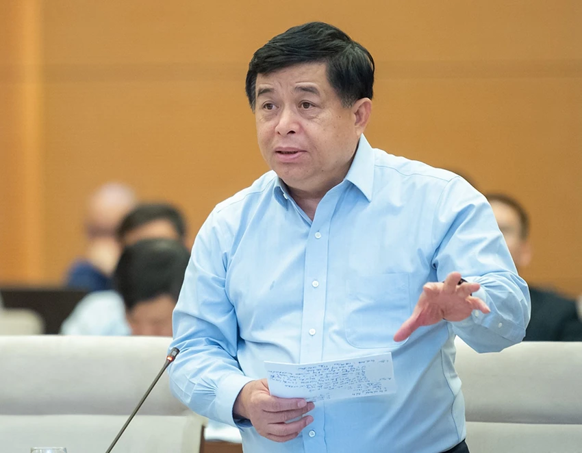 Bộ trưởng Bộ KH&ĐT Nguyễn Chí Dũng trình bày tờ trình tại phiên họp. Ảnh: QH Bộ trưởng Bộ KH&ĐT Nguyễn Chí Dũng trình bày tờ trình tại phiên họp. Ảnh: QH