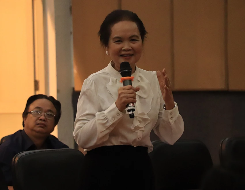 Nhà văn Bích Ngân phát biểu tại tọa đàm. Ảnh: HN