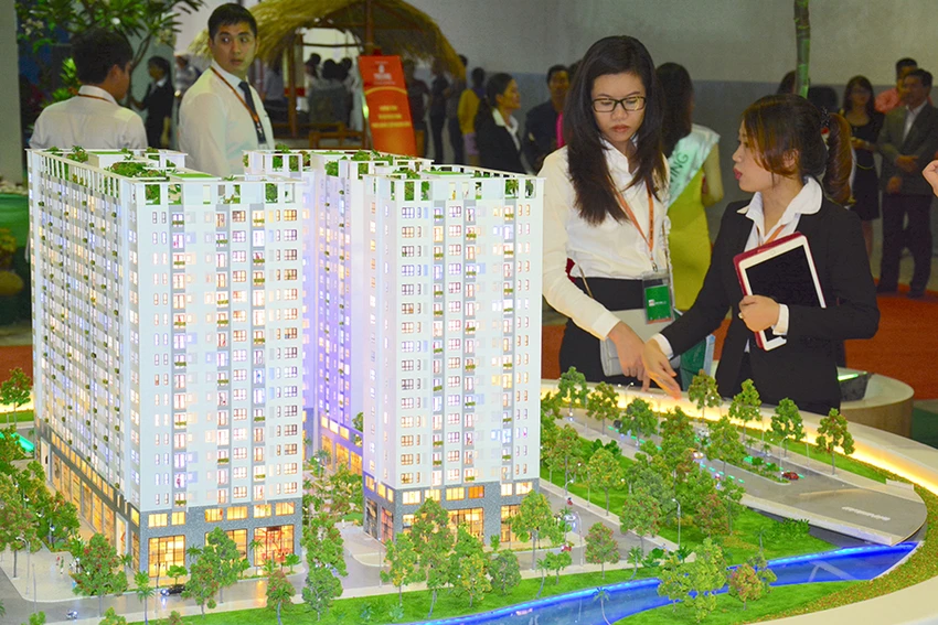 HoREA cho rằng cần phải có quy định việc đặt cọc được thực hiện trước thời điểm ký hợp đồng mua bán bất động sản hình thành trong tương lai để bảo vệ khách hàng. Ảnh minh họa: MINH LONG HoREA cho rằng cần phải có quy định việc đặt cọc được thực hiện trước thời điểm ký hợp đồng mua bán bất động sản hình thành trong tương lai để bảo vệ khách hàng. Ảnh minh họa: MINH LONG