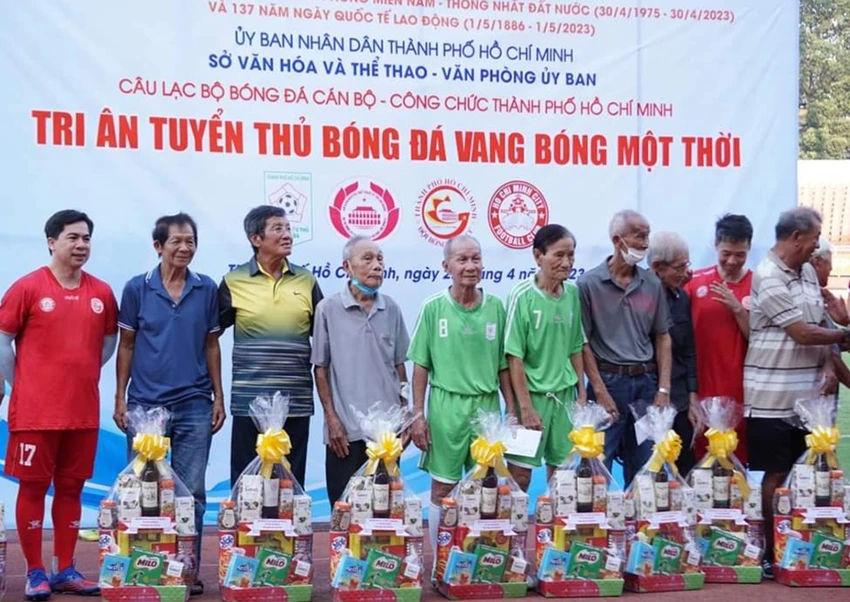 Các cựu cầu thủ vang bóng một thời trong buổi lễ tri ân. Ảnh: A.NG Các cựu cầu thủ vang bóng một thời trong buổi lễ tri ân. Ảnh: A.NG