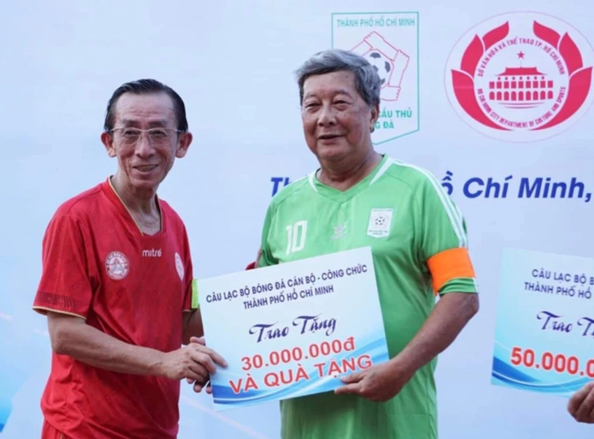 Đội trưởng Trần Hoàng Ngân đại diện đội Cán bộ, công chức TP.HCM gửi phần quà đến tổng thư ký Chi hội Cựu cầu thủ TP.HCM Hồ Nguyễn để chăm lo cho các cựu cầu thủ. Ảnh: A.NG Đội trưởng Trần Hoàng Ngân đại diện đội Cán bộ, công chức TP.HCM gửi phần quà đến tổng thư ký Chi hội Cựu cầu thủ TP.HCM Hồ Nguyễn để chăm lo cho các cựu cầu thủ. Ảnh: A.NG
