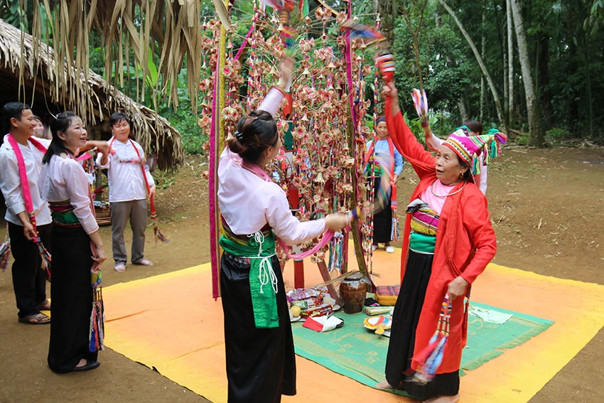 Nghệ nhân Phạm Thị Tắng hướng dẫn các điệu múa Pồn Pôông cho thanh niên trong làng. Ảnh: LÊ HỢI Nghệ nhân Phạm Thị Tắng hướng dẫn các điệu múa Pồn Pôông cho thanh niên trong làng. Ảnh: LÊ HỢI