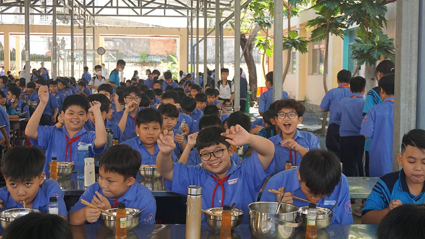 Một bữa ăn bán trú của học sinh Trường THCS Nguyễn Văn Luông, quận 6. Ảnh: NGUYỄN QUYÊN Một bữa ăn bán trú của học sinh Trường THCS Nguyễn Văn Luông, quận 6. Ảnh: NGUYỄN QUYÊN