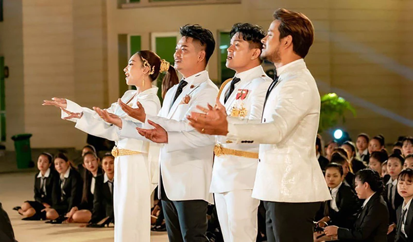 Bốn ngôi sao ca nhạc thực hiện chủ đạo bài hát Tự hào Campuchia trong đêm khai mạc. Ảnh: THE PHNOM PENH POST