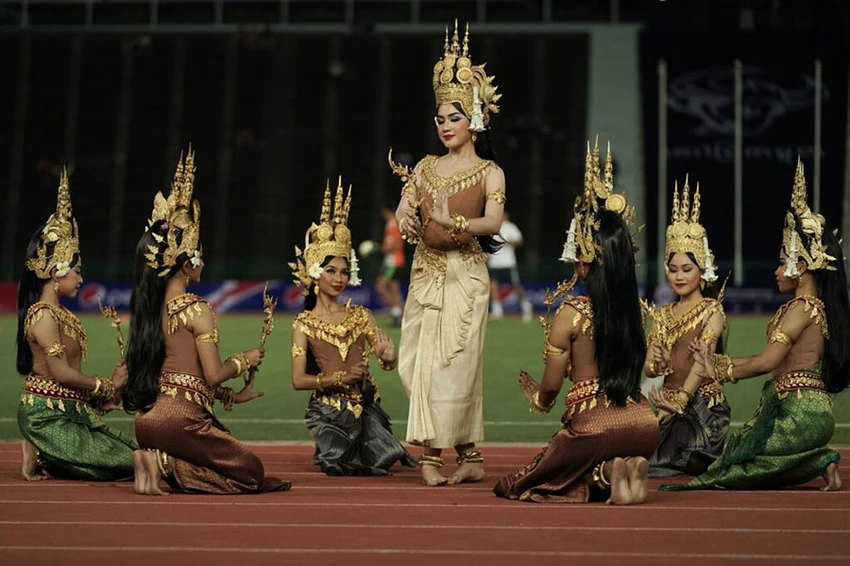 Các thiếu nữ Campuchia tham gia một tiết mục trong đêmkhai mạc. Ảnh: KHMER TIMES