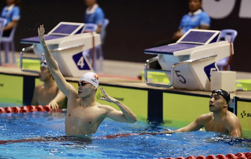 Thanh Bảo với biểu tượng chiến thắng sau khi đoạt HCV và phá kỷ lục SEA Games. Ảnh: PHƯƠNG NGHI