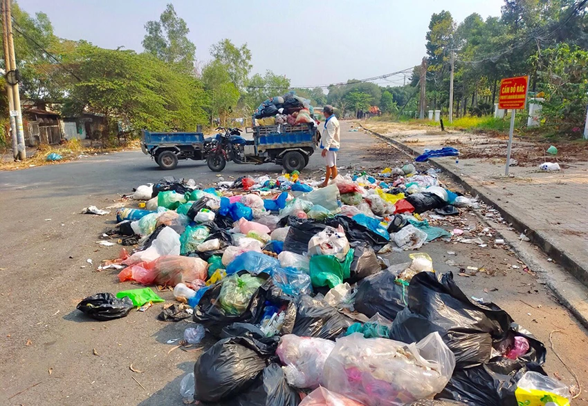Sau khi tiếp nhận phản ánh của báo Pháp Luật TP.HCM về tình trạng rác thải tràn lan (ảnh 1), UBND phường Linh Trung đã dọn dẹp, làm sạch con đường (ảnh 2). Ảnh: TL Sau khi tiếp nhận phản ánh của báo Pháp Luật TP.HCM về tình trạng rác thải tràn lan (ảnh 1), UBND phường Linh Trung đã dọn dẹp, làm sạch con đường (ảnh 2). Ảnh: TL