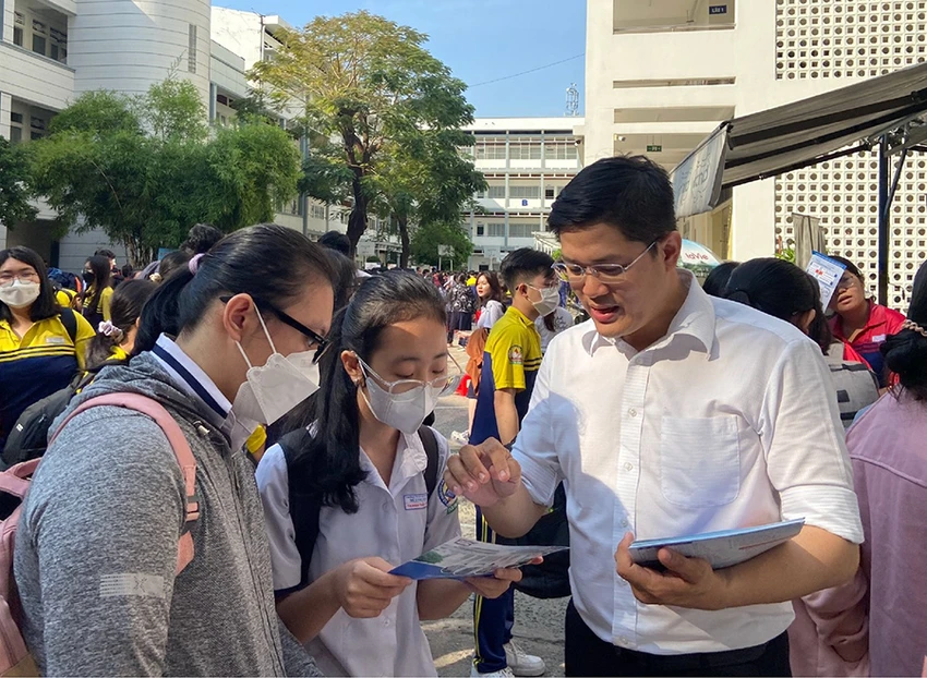 Đại diện Trường ĐH Sư phạm TP.HCM tư vấn cho học sinh về thông tin tuyển sinh năm 2023 của trường. Ảnh: NT Đại diện Trường ĐH Sư phạm TP.HCM tư vấn cho học sinh về thông tin tuyển sinh năm 2023 của trường. Ảnh: NT