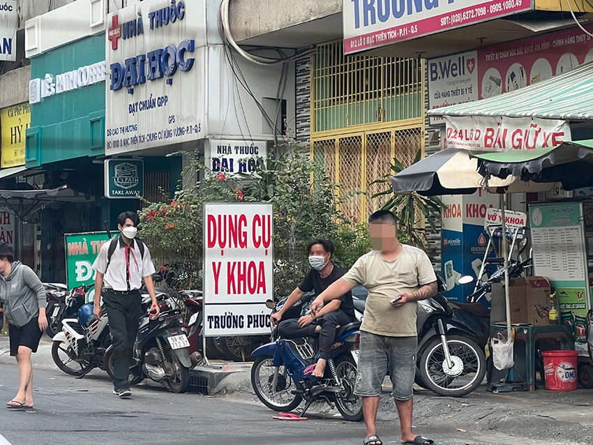 Thanh niên thu tiền ở bãi xe trên đường Mạc Thiên Tích. Ảnh: YÊN-TÂN Thanh niên thu tiền ở bãi xe trên đường Mạc Thiên Tích. Ảnh: YÊN-TÂN