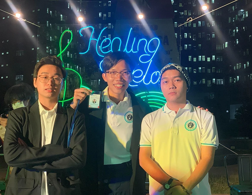 Đinh Huỳnh Đức (giữa) giao lưu tại đêm nhạc chữa lành cho sinh viên tại Ký túc xá khu B ĐH Quốc gia TP.HCM. Ảnh: CLB Thanh âm Đinh Huỳnh Đức (giữa) giao lưu tại đêm nhạc chữa lành cho sinh viên tại Ký túc xá khu B ĐH Quốc gia TP.HCM. Ảnh: CLB Thanh âm