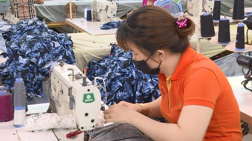 Nhiều công nhân ngành dệt may đang phải làm việc cầm chừng do doanh nghiệp thiếu đơn hàng. Ảnh: VH