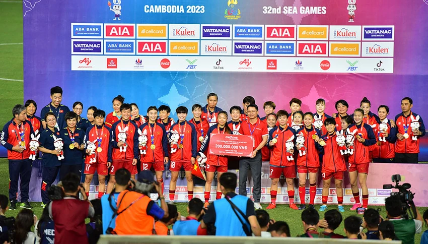 Các tuyển thủ nữ Việt Nam nhận thưởng hơn 6 tỉ đồng sau khi vô địch SEA Games 32.Ảnh: ANH PHƯƠNG Các tuyển thủ nữ Việt Nam nhận thưởng hơn 6 tỉ đồng sau khi vô địch SEA Games 32.Ảnh: ANH PHƯƠNG