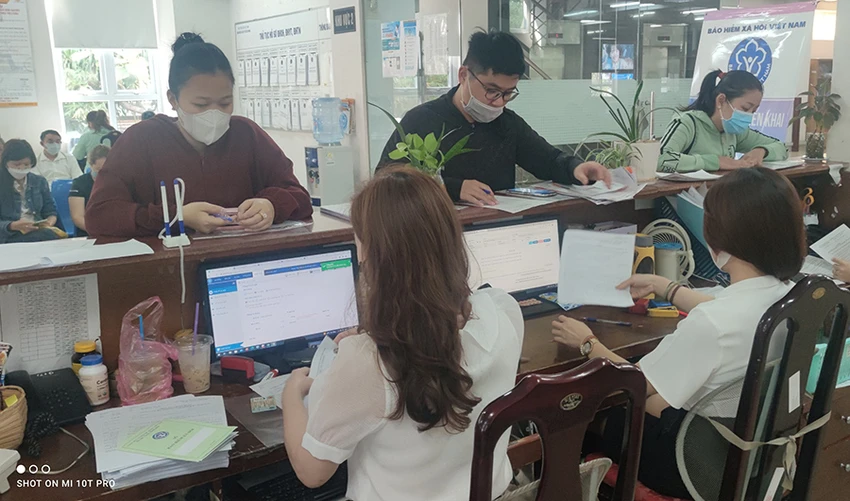 Người dân đến cơ quan BHXH TP.HCM thực hiện các thủ tục liên quan đến BHXH, BHYT. Ảnh: NGUYỄN HIỀN Người dân đến cơ quan BHXH TP.HCM thực hiện các thủ tục liên quan đến BHXH, BHYT. Ảnh: NGUYỄN HIỀN