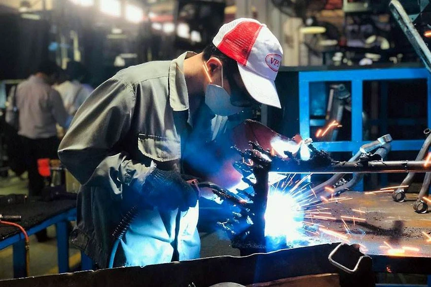 Tăng tiền lương làm căn cứ đóng BHXH sẽ giúp người lao động khi hết tuổi lao động được hưởng mức lương hưu cao hơn. Ảnh minh họa: PHONG ĐIỀN