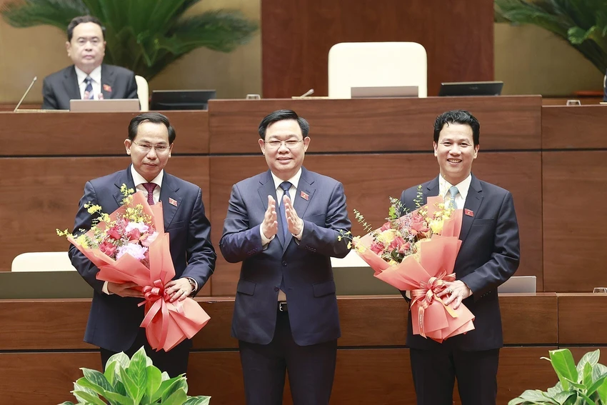 Chủ tịch Quốc hội Vương Đình Huệ tặng hoa chúc mừng tân Chủ nhiệm Ủy ban Tài chính - Ngân sách của Quốc hội Lê Quang Mạnh (bên trái) và tân Bộ trưởng Bộ TN&amp;MT Đặng Quốc Khánh (bên phải). Ảnh: TTXVN