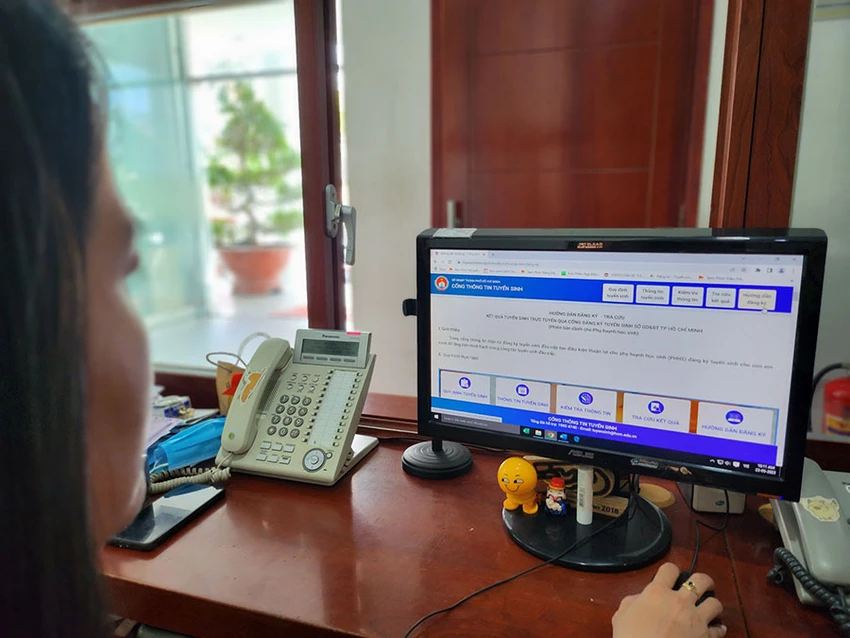 Một phụ huynh đang thực hiện đăng ký trực tuyến tuyển sinh đầu cấp vào lớp 1 cho con.Ảnh: NGUYỄN QUYÊN Một phụ huynh đang thực hiện đăng ký trực tuyến tuyển sinh đầu cấp vào lớp 1 cho con.Ảnh: NGUYỄN QUYÊN