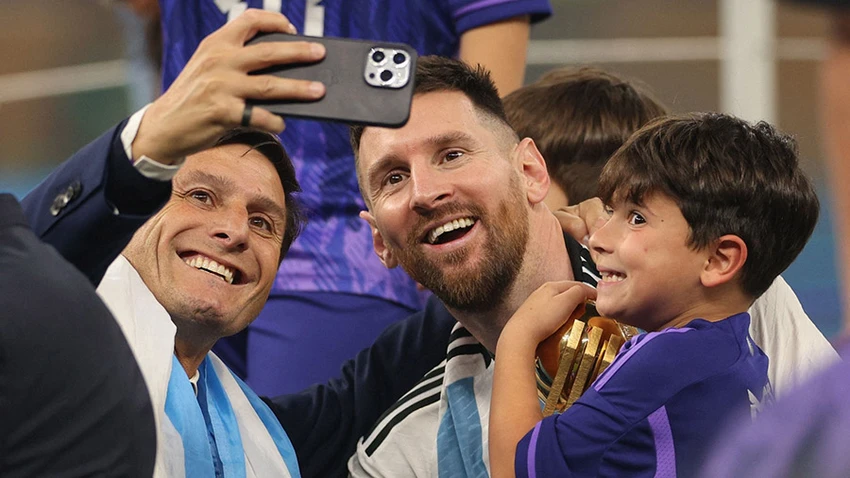 Cựu tuyển thủ Argentina Javier Zanetti và ngôi sao Messi tại World Cup 2022. Ảnh: GETTY IMAGES Cựu tuyển thủ Argentina Javier Zanetti và ngôi sao Messi tại World Cup 2022. Ảnh: GETTY IMAGES