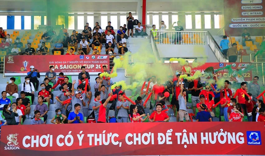 Slogan giải đấu “phủi” bảy người trên toàn quốc được hưởng ứng trên các sân bóng cả nước. Ảnh: LĐ Slogan giải đấu “phủi” bảy người trên toàn quốc được hưởng ứng trên các sân bóng cả nước. Ảnh: LĐ