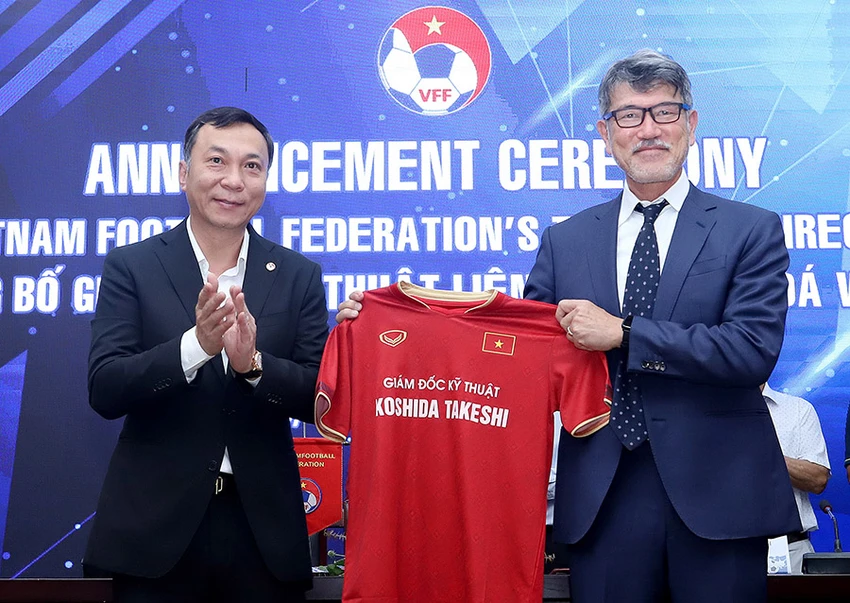 Tân Giám đốc kỹ thuật Koshida Takeshi và Chủ tịch VFF Trần Quốc Tuấn. Ảnh: VFF Tân Giám đốc kỹ thuật Koshida Takeshi và Chủ tịch VFF Trần Quốc Tuấn. Ảnh: VFF