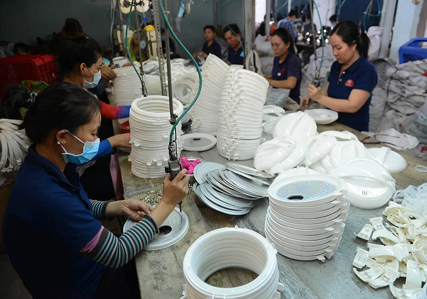 Các đại biểu Quốc hội đề nghị giảm thuế VAT 2% đến hết năm 2024 để hỗ trợ doanh nghiệp trong bối cảnh khó khăn hiện nay. Ảnh: HOÀNG GIANG Các đại biểu Quốc hội đề nghị giảm thuế VAT 2% đến hết năm 2024 để hỗ trợ doanh nghiệp trong bối cảnh khó khăn hiện nay. Ảnh: HOÀNG GIANG