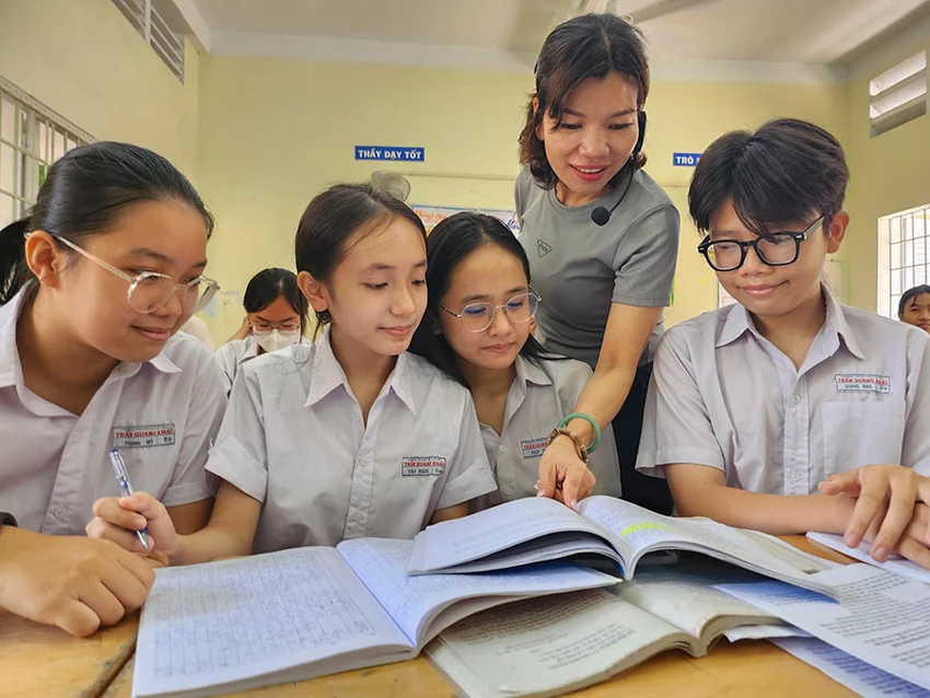 Cô trò Trường THCS Trần Quang Khải vẫn miệt mài ôn tập trong ngày 3-6. Ảnh: NGUYỄN QUYÊN Cô trò Trường THCS Trần Quang Khải vẫn miệt mài ôn tập trong ngày 3-6. Ảnh: NGUYỄN QUYÊN