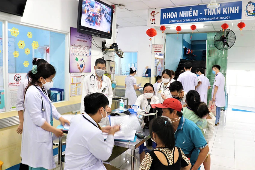 Nhiều phụ huynh đưa con đến bệnh viện khám mới phát hiện mắc tay chân miệng. Ảnh: THẢO PHƯƠNG Nhiều phụ huynh đưa con đến bệnh viện khám mới phát hiện mắc tay chân miệng. Ảnh: THẢO PHƯƠNG