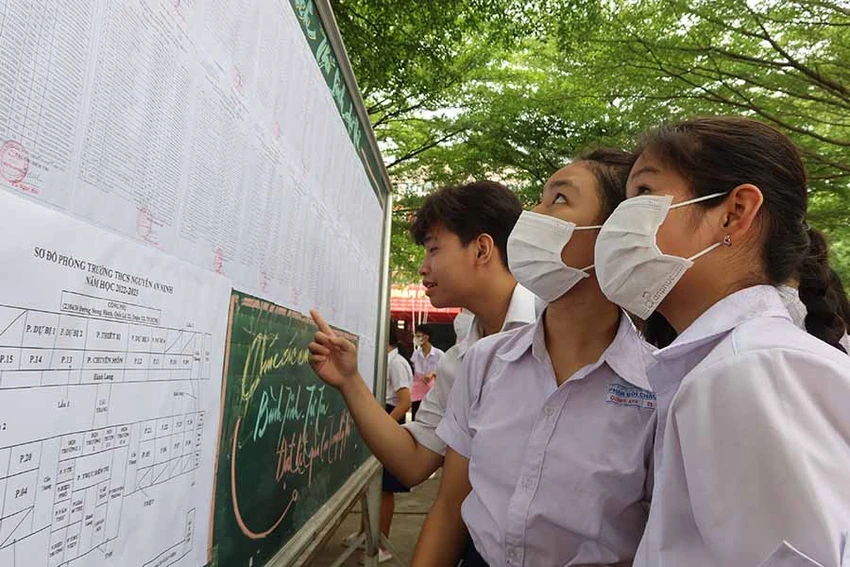 Thí sinh xem danh sách vào phòng thi tại điểm thi Trường THCS Nguyễn An Ninh, quận 12. Ảnh: TRẦN MINH Thí sinh xem danh sách vào phòng thi tại điểm thi Trường THCS Nguyễn An Ninh, quận 12. Ảnh: TRẦN MINH