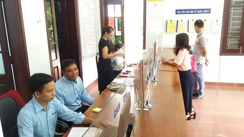 Người dân đến cơ quan BHXH nhận lương hưu. Ảnh: VIẾT LONG Người dân đến cơ quan BHXH nhận lương hưu. Ảnh: VIẾT LONG