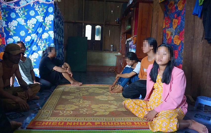 Gia đình em HNgọc Niê (buôn Ea Liăng, xã Cư Pơng) bàng hoàng khi hay tin con rể hiền lành tham gia vụ việc. Gia đình em HNgọc Niê (buôn Ea Liăng, xã Cư Pơng) bàng hoàng khi hay tin con rể hiền lành tham gia vụ việc.